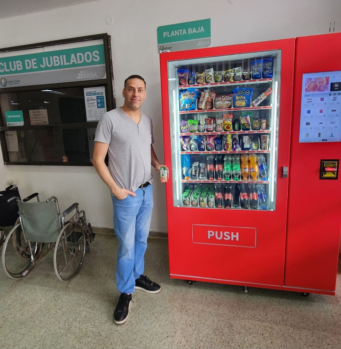 Matías Rujlin junto a su máquina inteligente instalada en una clínica de Quilmes, Buenos Aires