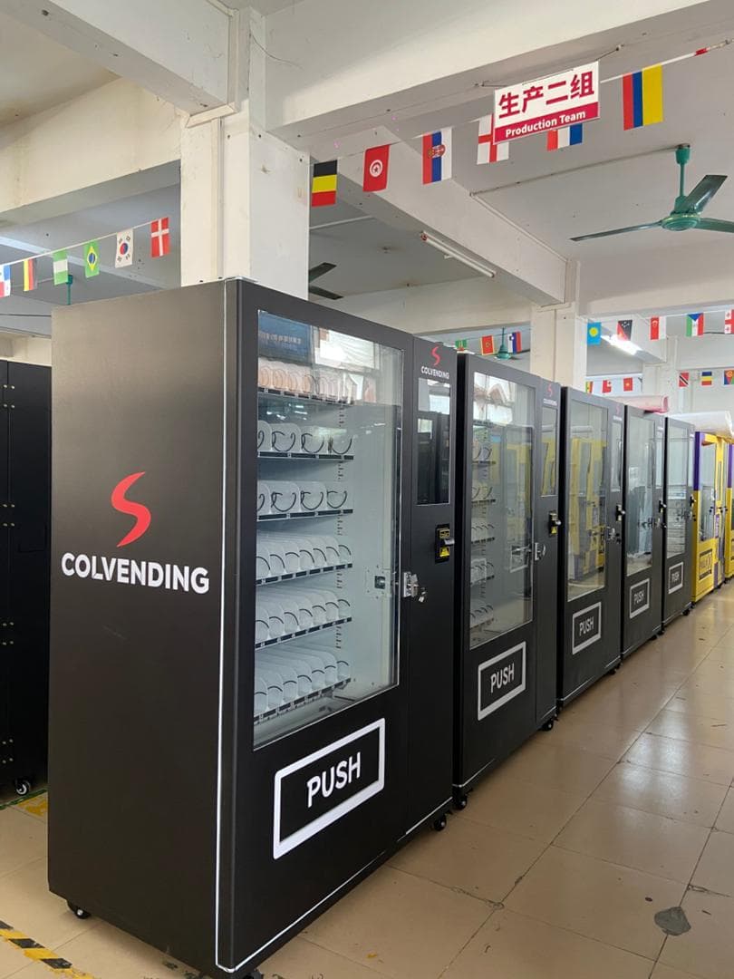 Fila de máquinas expendedoras ColVending en la línea de producción en China